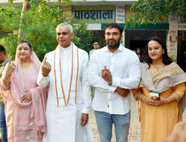 Governor Acharya Devvrat voted with his family in Mirzapur, Haryana