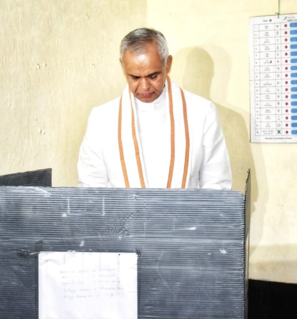 Governor Acharya Devvrat voted with his family in Mirzapur, Haryana