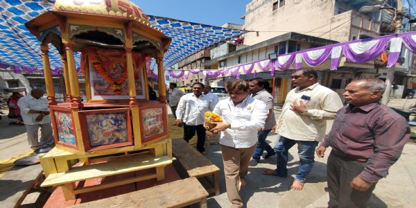 વેરાવળ ખાતે કૂહાડા બંધુઓ દ્વારા માં અંબાની આરતી અને પૂજા અર્ચના કરવામાં આવે