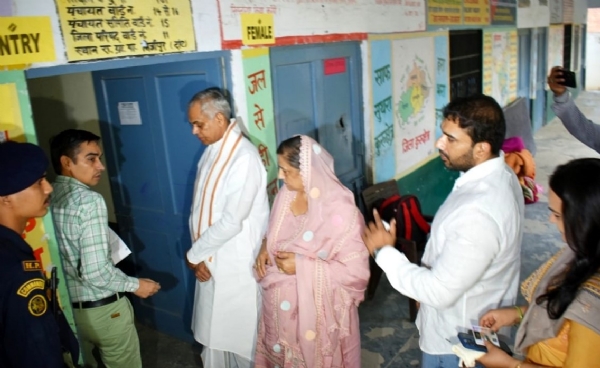 Governor Acharya Devvrat voted with his family in Mirzapur, Haryana