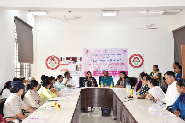 *A dialogue program was held with the daughters of the Balika Panchayat at Aravalli: Megharaj.*