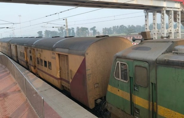 Darbhanga-Delhi Special Train 04068 Derailed in Bihars West Champaran District