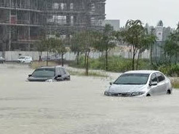 Rain wreaks havoc in desert Heavy rains in UAE