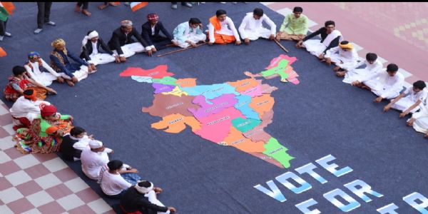 Vote for India: સ્વામિનારાયણ ગુરૂકુલ-સુરતના વિદ્યાર્થીઓએ વિવિધ રાજ્યોની પરંપરાગત વેશભૂષા ધારણ કરી મહત્તમ મતદાનનો સંદેશ આપ્યો
