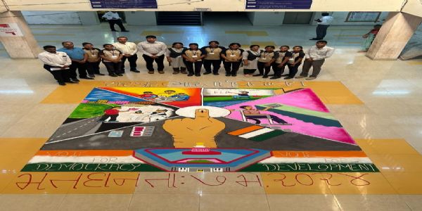 કલેકટર કચેરી ખાતે સંસ્કાર ભારતી શાળાની વિદ્યાર્થીનીઓએ વિવિધ રંગોળી સાથે આપ્યો અચૂક મતદાનનો સંદેશ