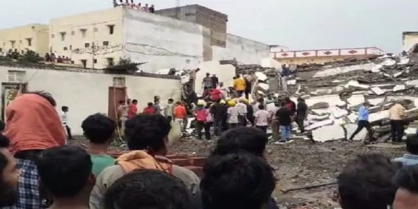 સચિન પાલી ગામમાં 5 માળનું બિલ્ડિંગ ધરાશાયી, 15 જેટલા લોકો કાટમાળ હેઠળ દટાયા હોવાની આશંકા, NDRFની મદદ લેવાઈ