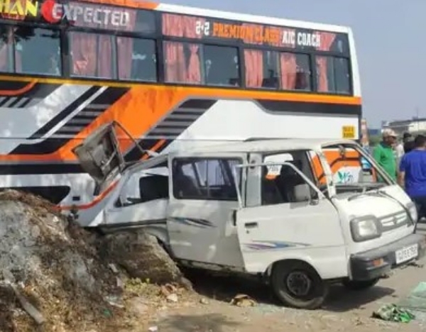 An accident occurred in a luxury car of students attending a youth festival on the highway near Navsari Chikhli, causing minor injuries to eight students including the driver.