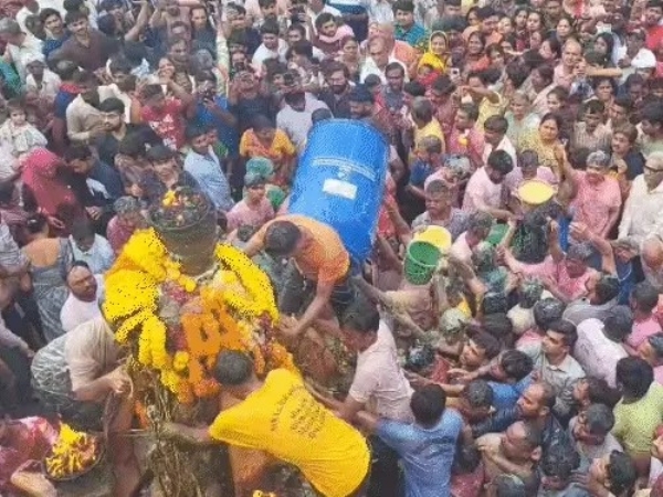 ગાંધીનગરની રૂપાલની પલ્લીમાં લાખો શ્રદ્ધાળુઓએ કર્યા દર્શન, આખા ગામમાં ઘીની નદીઓ વહી