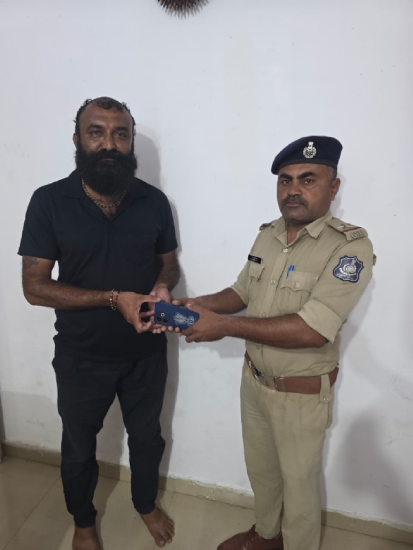 બગવદર પોલીસે ગુમ થયેલ 2 મોબાઈલ શોધી કાઢ્યા.