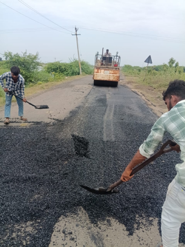 પોરબંદર જિલ્લાના પાલખડા-કેશવ મોઢવાડા રોડ પર પેચવર્ક કામગીરી કરાઈ.