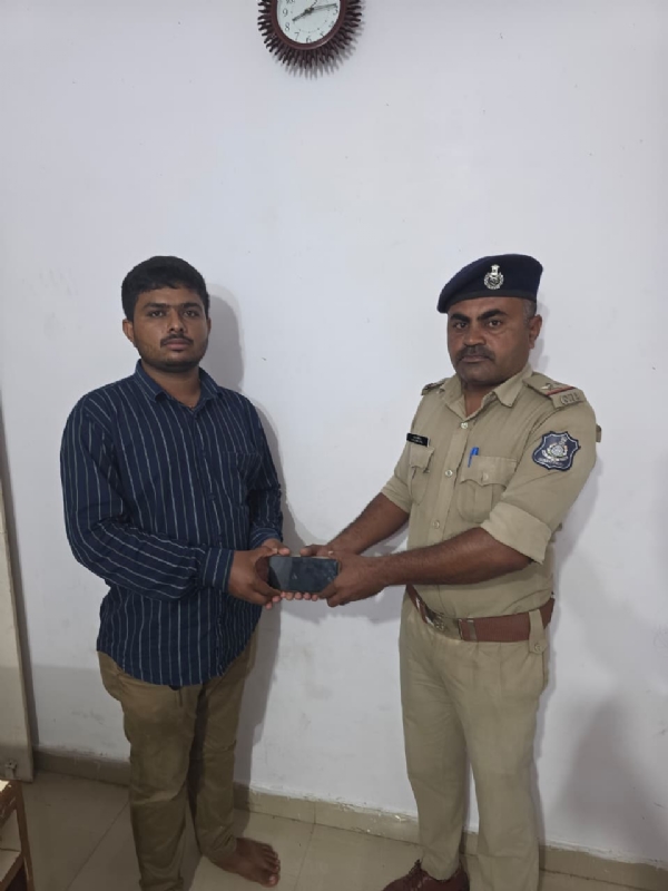 બગવદર પોલીસે ગુમ થયેલ 2 મોબાઈલ શોધી કાઢ્યા.