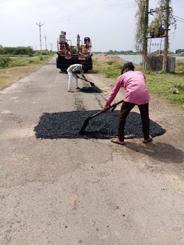 પોરબંદર જિલ્લાના પાલખડા-કેશવ મોઢવાડા રોડ પર પેચવર્ક કામગીરી કરાઈ.