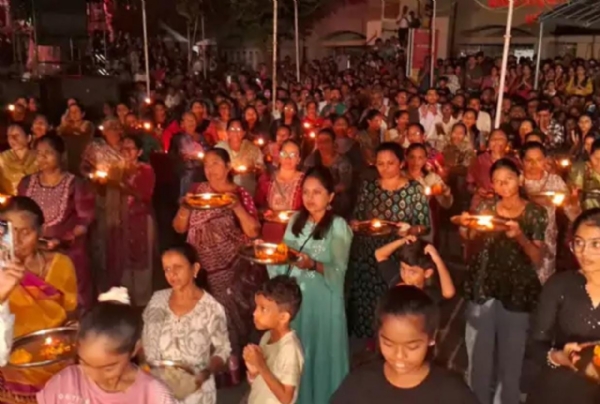 ઊંઝા ઉમિયા માતાજી મંદિરે દુર્ગાષ્ટમી નિમિત્તે 1008 બહેનોએ કરી સામુહિક આરતી