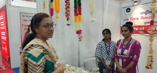 વાયબ્રન્ટ ગુજરાત રીજન કોન્ફરન્સ મહેસાણામાં “જય ગોગા સખી મંડળ”ના પ્રદર્શનની પ્રશંસા, મહિલાઓને મળ્યું માર્ગદર્શન