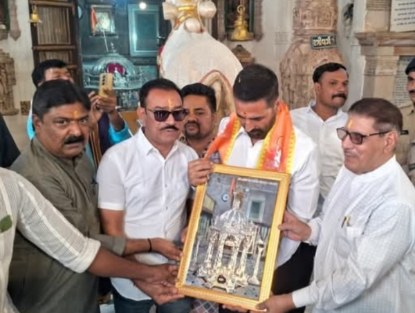અક્ષય કુમાર વડનગરની ઐતિહાસિક મુલાકાતે — હાટકેશ્વર મહાદેવ મંદિરે કરી પૂજા, મ્યુઝિયમ અને પ્રેરણા સ્કૂલ નિહાળી