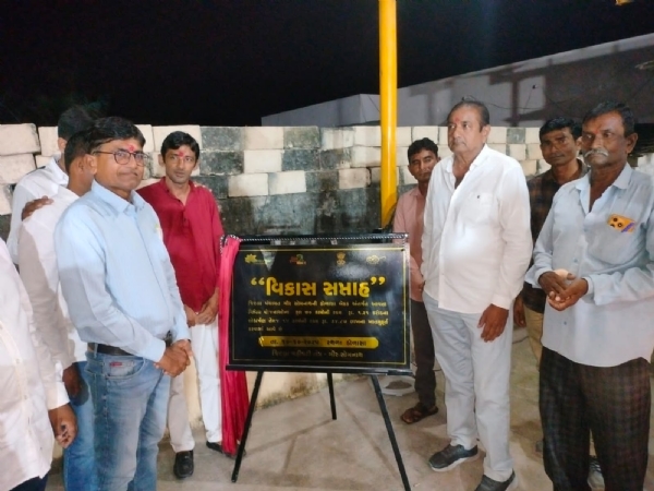 ગીર સોમનાથ  ગીર સોમનાથ જિલ્લામાં વિકાસ સપ્તાહની ઉજવણી અંતર્ગત વિકાસ રથ દ્વારા ગ્રામ્ય વિસ્તારોનું પરિભ્રમણ થઈ રહ્યું છે. ગ્રામજનોને ૨૪ વર્ષના વિકાસપ્રયાસોની ગાથા શોર્ટ ફિલ્મ દ્વારા દર્શાવવામાં આવી રહી છે. આ અવસરે ડોળાસા ગામ ખાતે વિકાસ સપ્તાહ ઉજવણીનો ભવ્ય કાર્યક્રમ યોજાયો હતો. આ અવસર પર ડોળાસામાં પહોંચેલા વિકાસ રથનું ગ્રામજનો અને અગ્રણીઓ દ્વારા ભવ્ય સ્વાગત કરવામાં આવ્યું હતું. મહાનુભાવોના હસ્તે રૂ. ૩૪.૮૭ લાખથી વધુના ૧૫ કામોનું  ખાતમુહૂર્ત અને રૂ. ૧.૨૧ કરોડના ૭૦ કામોનું લોકાર્પણ કરવામાં આવ્યું હતું. અંતમાં ગ્રામજનોએ વડાપ્રધાન  નરેન્દ્રભાઈ મોદીના “વિકસિત ભારત”ના સંકલ્પને સાકાર કરવા માટે પ્રતિબદ્ધતા વ્યક્ત કરી હતી. આ પ્રસંગે યુનિયન બેકના ચેરમેન પ્રતાપભાઇ ડોડીયા તથા જિલ્લા પંચાયતના સભ્યઓ મણીબેન અમુભાઈ વાજા તથા તાલુકા ન્યાય સમિતી ચેરમેન રાજેશભાઈ તથા તાલુકા વિકાસ અધિકારી બી.આર. બગથરિયા, અગ્રણીઓ વિશાલભાઈ ગાધે, જીતુભાઈ બારડ તેમજ ગામના સરપંચ તલાટી કમ મંત્રી તેમજ આગેવાનો ઉપસ્થિત રહ્યાં હતા.
