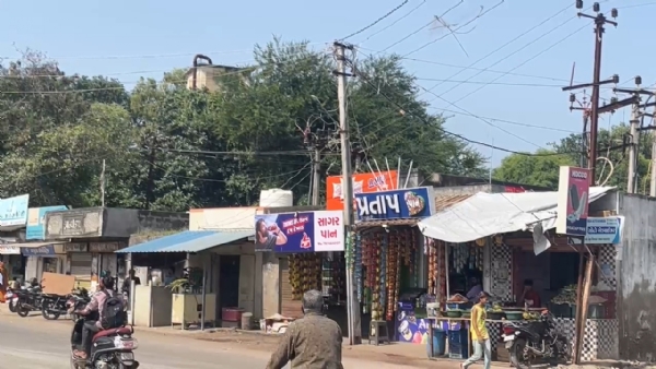 પોરબંદરના જુબેલી વિસ્તારમાં દબાણો દૂર કરવા નોટિસ ફટકારાય.