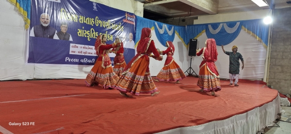 પોરબંદરમાં વિકાસ સપ્તાહની ઉજવણી અંતર્ગત ભવ્ય સાંસ્કૃતિક કાર્યક્રમ યોજાયો.
