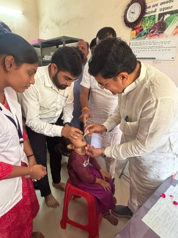 કોટડી ગામે મહેસાણા સાંસદ હરિભાઈ પટેલના હસ્તે પોલિયો રસીકરણ અભિયાનનો પ્રારંભ