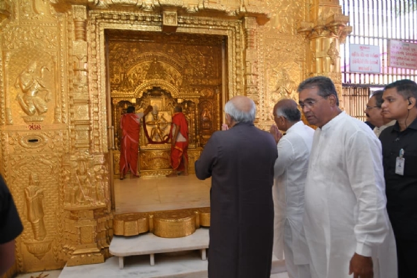 मुख्यमंत्री महुड़ी में भगवान घंटाकर्ण का दर्शन करते हुए