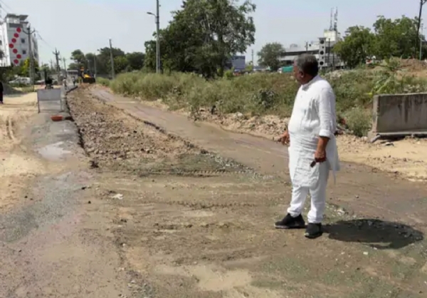 પાટણ શહેરમાં લાંબા સમયથી બિસ્માર બનેલા રસ્તાઓના સમારકામની કામગીરી શરૂ કરવામાં આવી