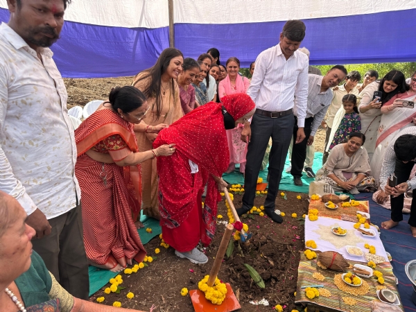 કાકડકુઇ જ્ઞાનશક્તિ ટ્રાઈબલ કન્યા છાત્રાલયનું મહિલાઓના હસ્તે ભૂમિપૂજન થયું