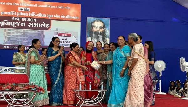 કાકડકુઇ જ્ઞાનશક્તિ ટ્રાઈબલ કન્યા છાત્રાલયનું મહિલાઓના હસ્તે ભૂમિપૂજન થયું