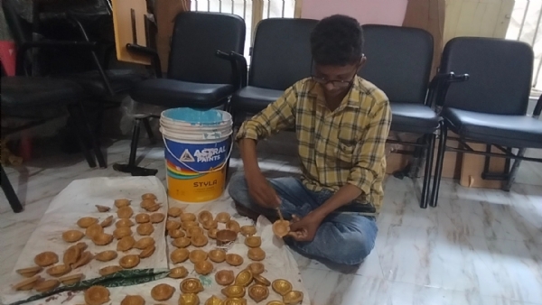 પોરબંદરમાં દિવ્યાંગ બાળકો દ્વારા દિવડા બનાવી આત્મનિર્ભર ભારતના સ્વપ્નમાં સહભાગી થયા.