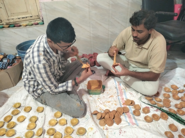 પોરબંદરમાં દિવ્યાંગ બાળકો દ્વારા દિવડા બનાવી આત્મનિર્ભર ભારતના સ્વપ્નમાં સહભાગી થયા.