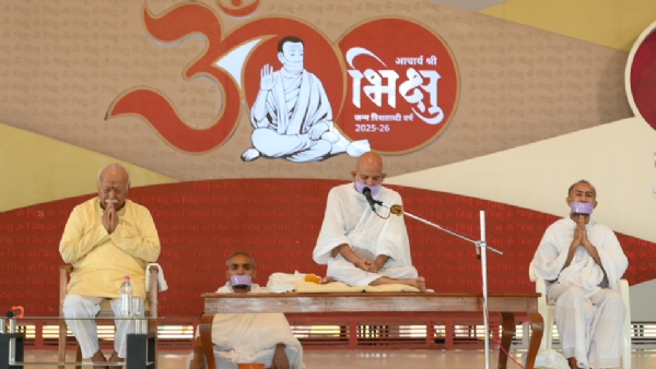 સરસંઘચાલક મોહન ભાગવતએ આજરોજ પ્રેક્ષા વિશ્વ ભારતી ધ્યાન કેન્દ્ર, ગાંધીનગરખાતે આચાર્ય મહાશ્રમણજી સાથે ભેટ કરી.