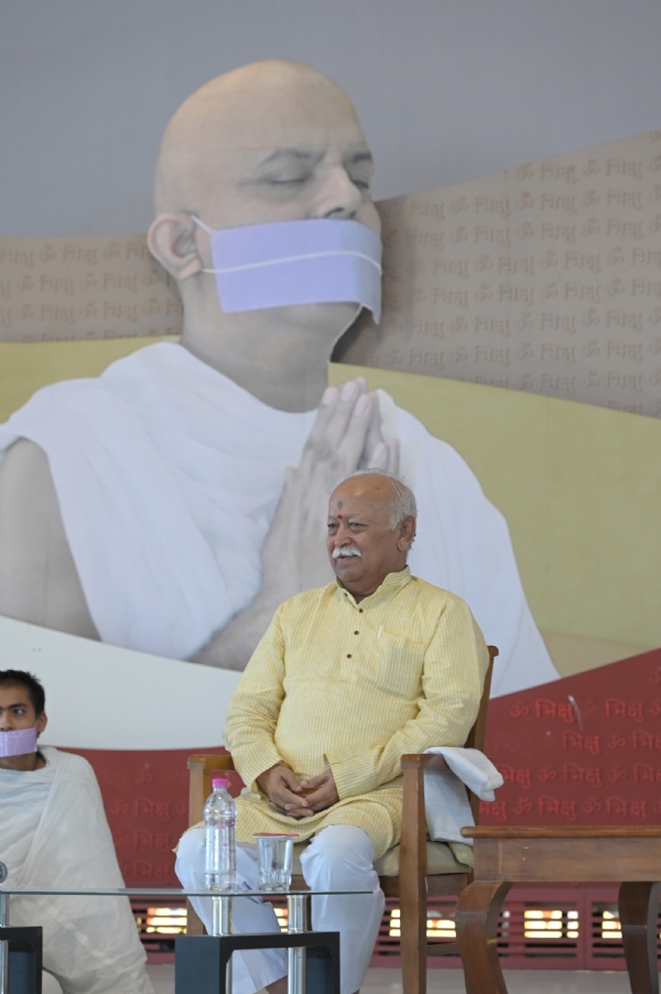 સરસંઘચાલક મોહન ભાગવતએ આજરોજ પ્રેક્ષા વિશ્વ ભારતી ધ્યાન કેન્દ્ર, ગાંધીનગરખાતે આચાર્ય મહાશ્રમણજી સાથે ભેટ કરી.