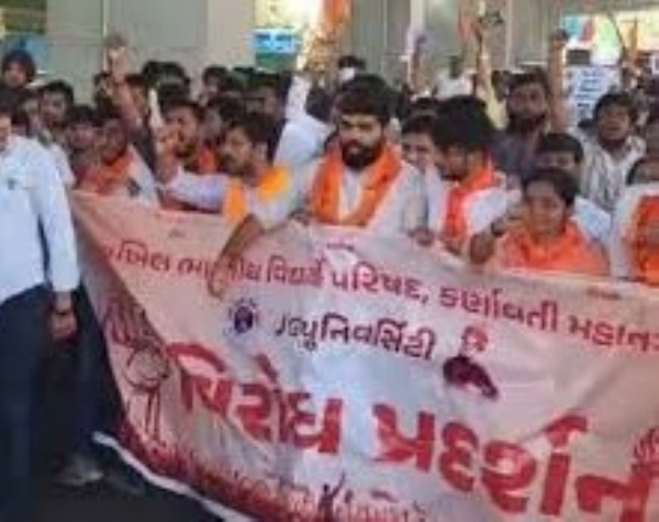 જેજી યુનિવર્સિટી પર એબીવીપીના કાર્યકરો અને પોલીસ વચ્ચે ઘર્ષણ,એક કલાક બાદ કાર્યકર્તાઓને કોલેજમાં પ્રવેશ અપાયો