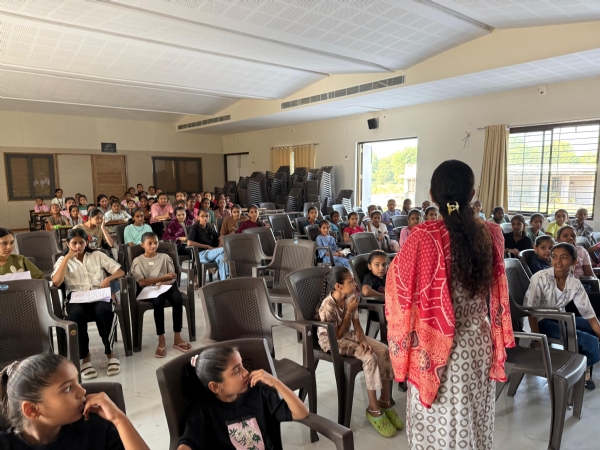 મેવડમાં ચૌધરી સમાજની અનોખી પહેલ: 546 દિકરીઓ માટે સર્વાઇકલ કેન્સર રસીકરણ અભિયાન