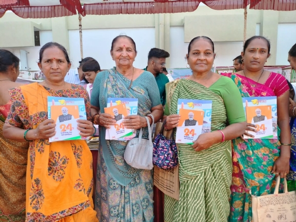 વિરમગામ ખાતે રવિ કૃષિ મહોત્સવમાં પ્રાદેશિક કચેરી દ્વારા ખેડૂતો તથા વિવિધ સ્ટોલધારકોને માહિતી ખાતાના સાહિત્યનું વિતરણ