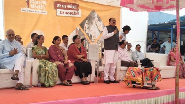 અમરદડ ગામે  રાજ્યસભા સાંસદ રામભાઈ મોકરિયાની ઉપસ્થિતિમાં વિકાસલક્ષી કાર્યક્રમ યોજાયો.