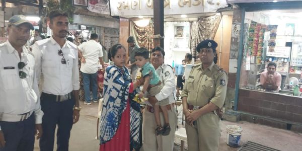 માતા- પિતા થી વિખુટા પડેલા બાળકની સળસંભાળ રાખતી પોરબંદર પોલીસ.