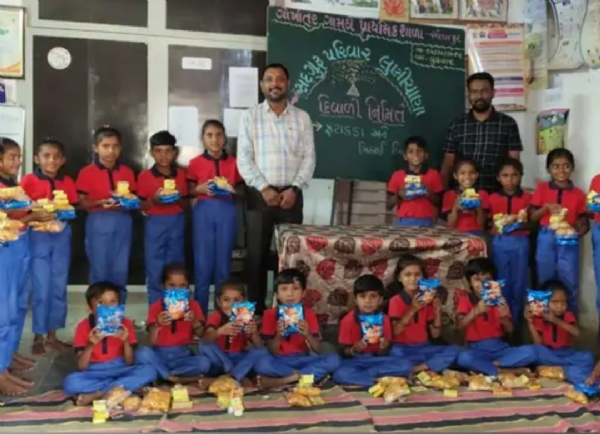 સદગુરુ પરિવાર દ્વારા ગોખાતર ગામડી પ્રાથમિક શાળામા મીઠાઈ, ફરસાણ અને ફટાકડા વિતરણ કરવામાં આવ્યું