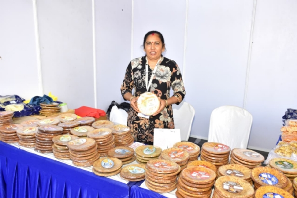 સ્વદેશી મેળામાં ખાખરાનું વેચાણ
