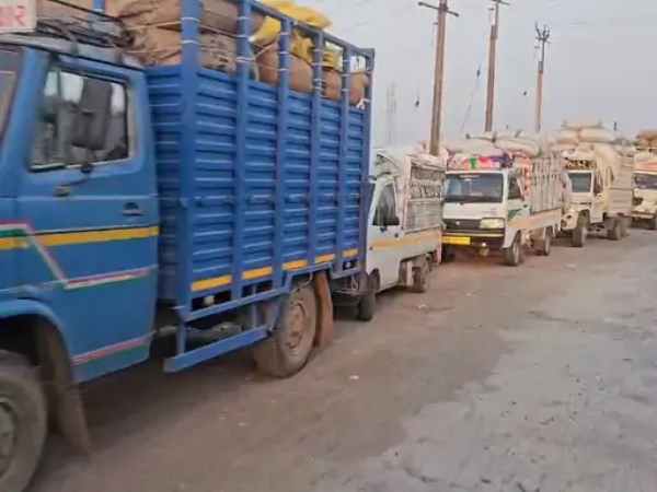 યાર્ડ બહાર વાહનોની કતાર