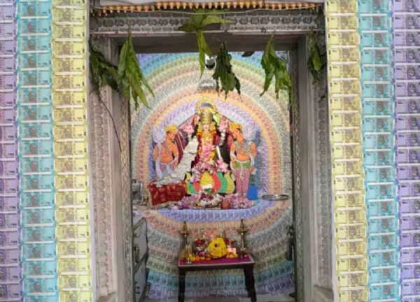 પાટણ શહેરના માર્કેટયાર્ડ સ્થિત મહાલક્ષ્મી માતાના મંદિરમાં ધનતેરસના પવિત્ર દિવસે ચલણી નોટોથી વિશેષ આંગી કરવામાં આવી
