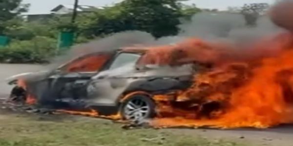 ચીખલી નજીક BMW કાર બળીને ખાખ, ડ્રાઈવર સલામત