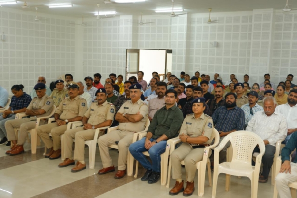 પોરબંદર પોલીસ દ્વારા વિઝા ફ્રોડ જાગૃતિ સેમિનાર યોજાયો.