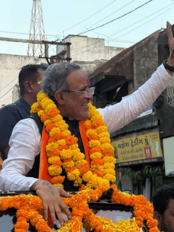 નવનિયુક્ત કેબિનેટમંત્રી અર્જુન મોઢવાડિયાનું પોરબંદરમાં ભવ્ય અભિવાદન.