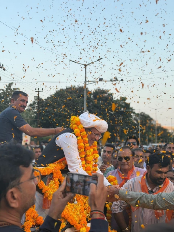 નવનિયુક્ત કેબિનેટમંત્રી અર્જુન મોઢવાડિયાનું પોરબંદરમાં ભવ્ય અભિવાદન.