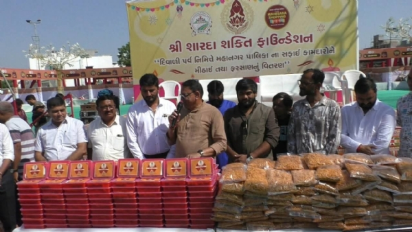 મહેસાણાના શારદા શક્તિ ફાઉન્ડેશન દ્વારા ૧૦૦૦ કિલો મીઠાઈ અને ચવાણાનું વિતરણ, સફાઈ કામદારો અને અંતરિયાળ વિસ્તારોમાં દિવાળીની ખુશી વહેંચી