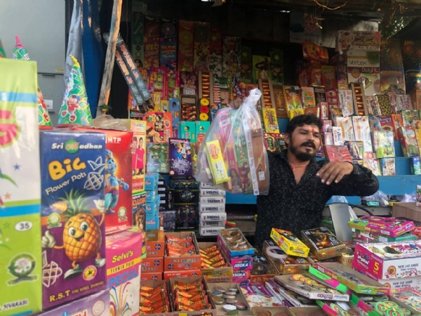 દિવાળીના ફટાકડાની ધમાકેદાર સીઝન — વધેલા ભાવ છતાં ગ્રાહકોમાં ઉત્સાહ