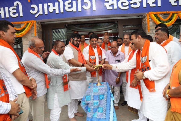 મહેસાણા ખાદી ગ્રામોધ્યોગ ખાતે ગાંધી જયંતિ નિમિત્તે ખાદી ખરીદી કાર્યક્રમ