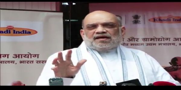 અમિત શાહ: વર્ષમાં ઓછામાં ઓછા 5,000 રૂપિયાના, ખાદીના કપડાં ખરીદો