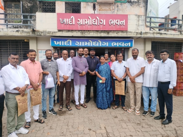 ખાદી ફોર નેશન, ખાદી ફોર ફેશન” – ધારાસભ્ય કૌશિક વેકારીયા અમરેલી ખાદી ગ્રામોધ્યોગ ખાતે ખાદીની ખરીદી સાથે સંદેશ આપ્યો