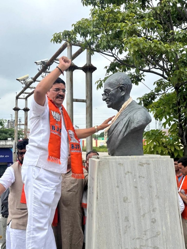 મહેસાણા ખાતે ગાંધીજયંતિ નિમિત્તે મહાત્મા ગાંધીજીને પુષ્પાંજલિ અર્પણ